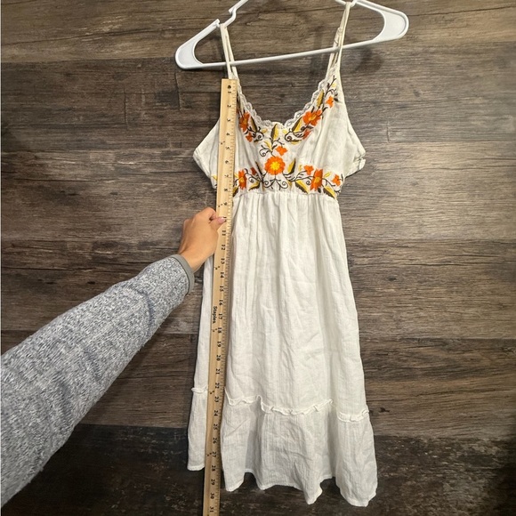 Elegant White Midi Dress with Orange Floral Accents - Picture 5 of 8